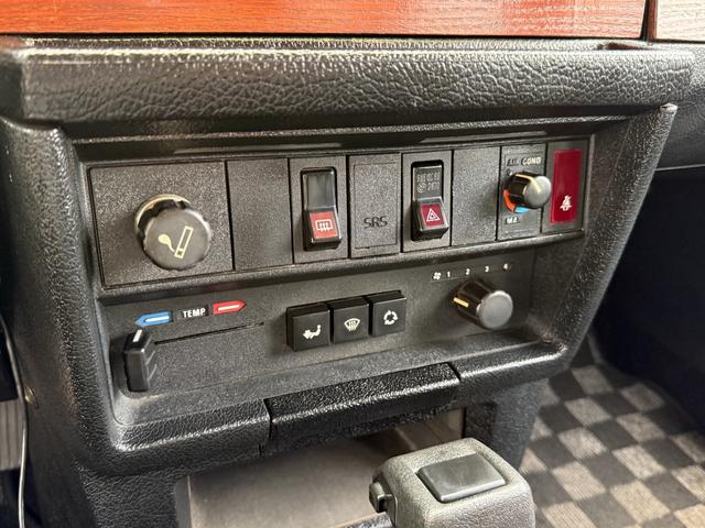 240ワゴン  DL 当店買取 左ハンドル 黒革 社外CDデッキ ETC ルーフラック ウッドパネル ホワイトリボンタイヤ シートヒーター ETC キーレス 保証付(35枚目)