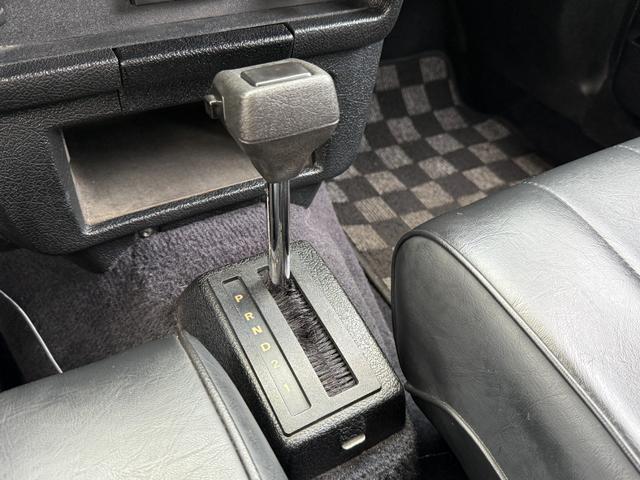 240ワゴン  DL 当店買取 左ハンドル 黒革 社外CDデッキ ETC ルーフラック ウッドパネル ホワイトリボンタイヤ シートヒーター ETC キーレス 保証付(36枚目)