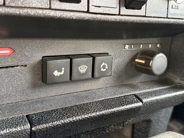 240ワゴン  DL 当店買取 左ハンドル 黒革 社外CDデッキ ETC ルーフラック ウッドパネル ホワイトリボンタイヤ シートヒーター ETC キーレス 保証付(38枚目)