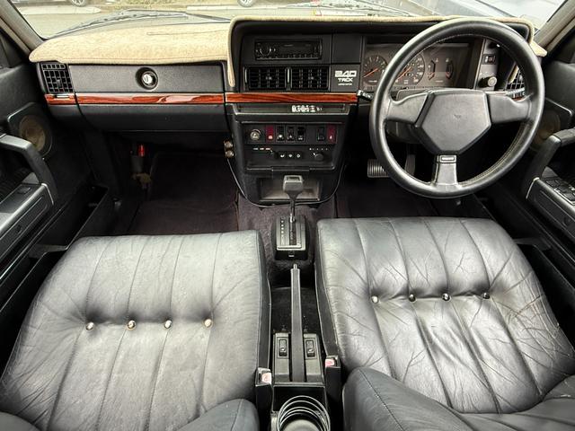 ２４０ワゴン ２４０ＧＬワゴン　当店買取　フォグランプ　メッキモール　ブラック本革シート　社外ＣＤデッキ　シートヒーター　コロナホイール　保証付（20枚目）