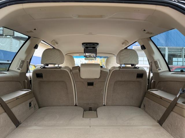 私達が皆さまをご案内いたします！ドクターＶでは展示場をいくつかに分けてご案内しております。お車の年代別に展示場を分け、ご覧いただきやすいように工夫をしております。