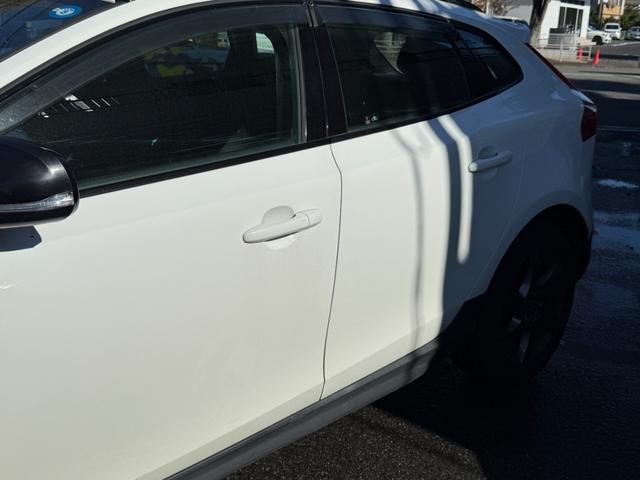 Ｖ４０ クロスカントリー　Ｔ５　ＡＷＤ　ＡＣＣ　ナビ　Ｂカメラ　フルセグＴＶ　ドラレコ　保証付（16枚目）