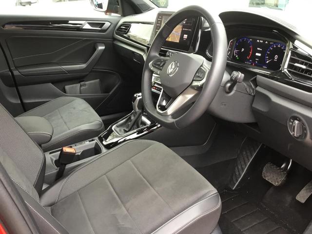 Ｔ－ロック ＴＳＩ　ブラックスタイル　キングズレッドメタリック　正規ディーラー認定中古車　ＥＴＣ　デジタルメーター　ＤｉｓｃｏｖｅｒＰｒｏ　パワーテールゲート（3枚目）