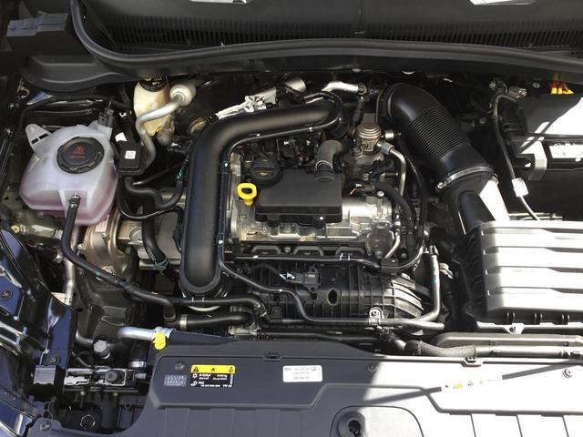 Ｔ－クロス ＴＳＩ　スタイル　ディープブラックパールエフェクト　正規ディーラー認定中古車　純正ナビゲーション　ＩＱライト　デジタルメーター　シートヒーター（13枚目）