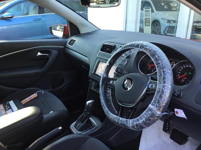 ポロ TSIハイライン マイスター フラッシュレッド 正規ディーラー認定中古車(4枚目)