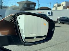 後方死角検知機能もついており、死角になる後方側面に車両を検知した際に方向指示器を操作するとミラーに内蔵された警告灯が点滅して危険を教えてくれます。 4