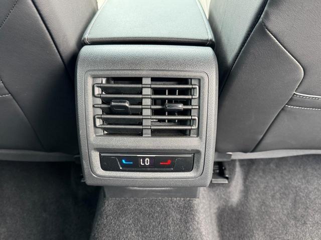 ゴルフヴァリアント eTSI Rライン VW純正ナビ バックカメラ USB接続 Bluetooth接続 スマートフォンワイヤレスチャージャー 後方死角検知機能 TFTデジタルメーター 電動リアゲート Rライン専用インテリア/エクステリア(19枚目)