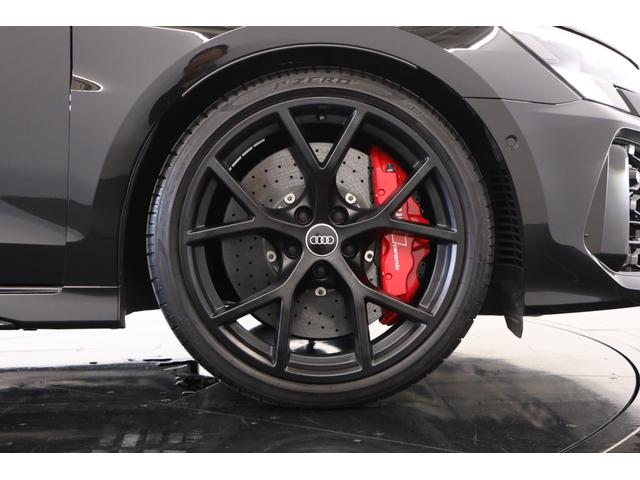 ＲＳ３スポーツバック ベースグレード　１オーナー　セラミックブレーキ　パノラマルーフ　Ｂ＆Ｏ　ＲＳデザインパッケージ　純正１９インチアルミ　ブラックスタイリングＰＫＧ　テクノロジーＰＫＧ　ハニカムステッチ　（新車保証継承令和７年１２月）（5枚目）