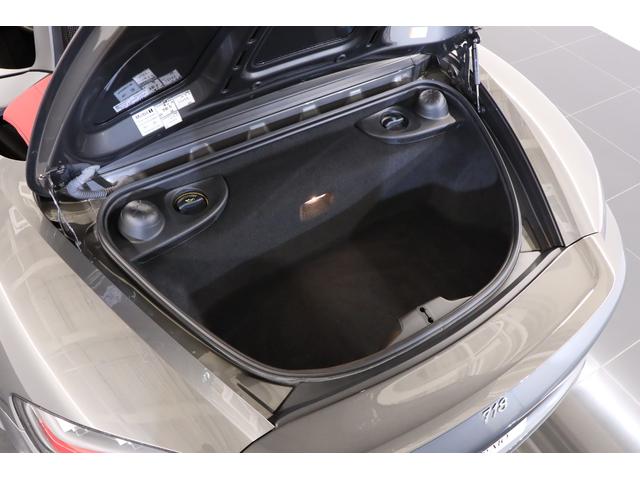 ７１８ボクスター ７１８ボクスター　６ＭＴ　左ハンドル　２０１７年モデル　アゲートグレーメタリック　赤幌　ＧＴスポーツステアリング　シートヒーター　グレーハーフレザー　１９インチＡＷ　電動格納ミラー（34枚目）