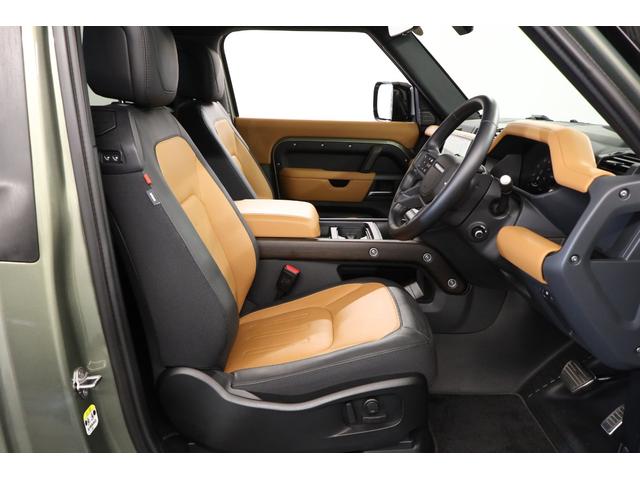 ディフェンダー ９０Ｘ　Ｄ３００　タン／黒ハーフ革　純正２０インチアルミ　エアサス　パノラマルーフ　サイドステップ　ベンチレーター　シートヒーター　ステアリングヒーター　３ゾーンエアコン　空気清浄機　メリディアン　純正ＳＤナビ　ＥＴＣ（3枚目）