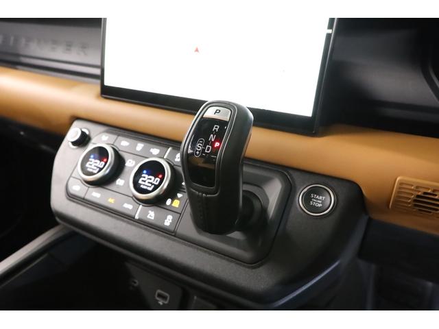 ディフェンダー ９０Ｘ　Ｄ３００　タン／黒ハーフ革　純正２０インチアルミ　エアサス　パノラマルーフ　サイドステップ　ベンチレーター　シートヒーター　ステアリングヒーター　３ゾーンエアコン　空気清浄機　メリディアン　純正ＳＤナビ　ＥＴＣ（16枚目）