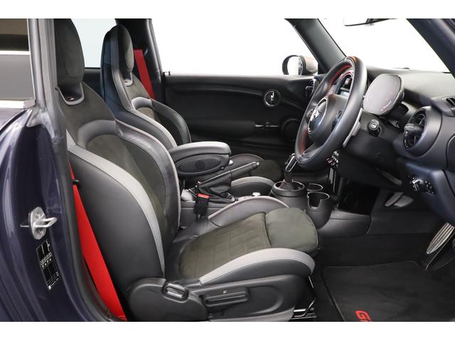 MINI ジョンクーパーワークスGP 1オーナー 世界限定3000台(国内240台限定)専用カラー:レーシンググレーメタリック 専用エンジンチューニング カーボン製リアスポイラー/フェンダー(3枚目)