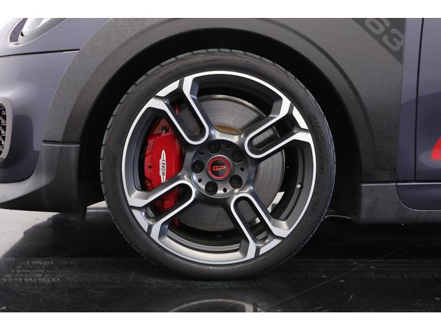 MINI ジョンクーパーワークスGP 1オーナー 世界限定3000台(国内240台限定)専用カラー:レーシンググレーメタリック 専用エンジンチューニング カーボン製リアスポイラー/フェンダー(5枚目)