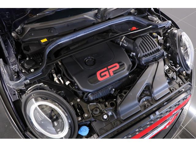 MINI ジョンクーパーワークスGP 1オーナー 世界限定3000台(国内240台限定)専用カラー:レーシンググレーメタリック 専用エンジンチューニング カーボン製リアスポイラー/フェンダー(6枚目)