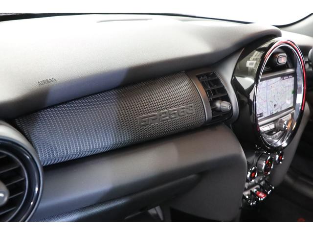 MINI ジョンクーパーワークスGP 1オーナー 世界限定3000台(国内240台限定)専用カラー:レーシンググレーメタリック 専用エンジンチューニング カーボン製リアスポイラー/フェンダー(11枚目)