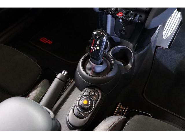 MINI ジョンクーパーワークスGP 1オーナー 世界限定3000台(国内240台限定)専用カラー:レーシンググレーメタリック 専用エンジンチューニング カーボン製リアスポイラー/フェンダー(20枚目)