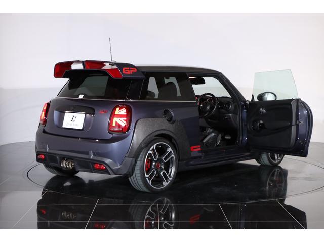 MINI ジョンクーパーワークスGP 1オーナー 世界限定3000台(国内240台限定)専用カラー:レーシンググレーメタリック 専用エンジンチューニング カーボン製リアスポイラー/フェンダー(30枚目)