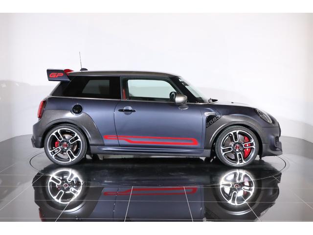 MINI ジョンクーパーワークスGP 1オーナー 世界限定3000台(国内240台限定)専用カラー:レーシンググレーメタリック 専用エンジンチューニング カーボン製リアスポイラー/フェンダー(36枚目)