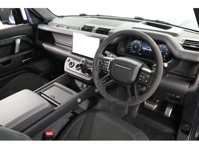 ディフェンダー ９０Ｖ８カルパチアンエディション　Ｐ５２５　１オーナー　エアサス　パノラマルーフ　ベンチレーター　クーラーボックス　（新車保証継承令和９年１月）（10枚目）