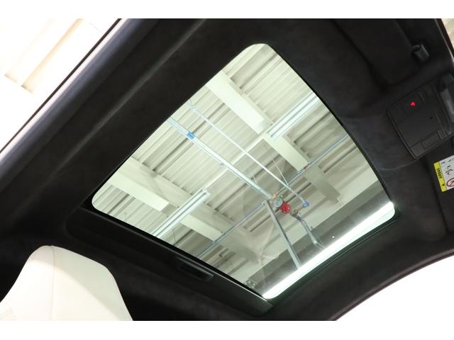 Ｆタイプ Ｒ－ダイナミック　クーペ　２０２１年モデル　固定ガラスルーフ　ブリティッシュレーシンググリーン　ホワイトレザー　メリディアンサウンド　スイッチャブルアクティブエキゾースト　パワーテールゲート（3枚目）