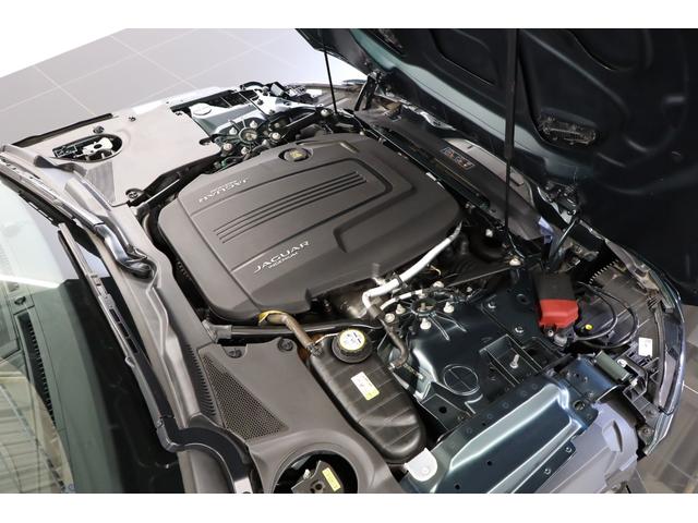 Ｆタイプ Ｒ－ダイナミック　クーペ　２０２１年モデル　固定ガラスルーフ　ブリティッシュレーシンググリーン　ホワイトレザー　メリディアンサウンド　スイッチャブルアクティブエキゾースト　パワーテールゲート（6枚目）