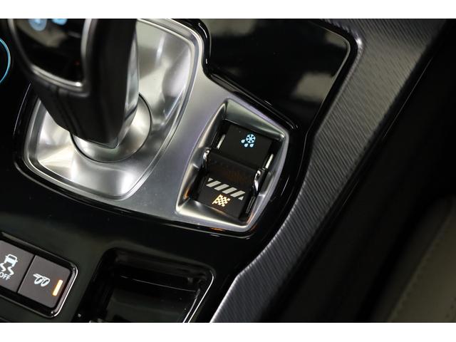 Ｆタイプ Ｒ－ダイナミック　クーペ　２０２１年モデル　固定ガラスルーフ　ブリティッシュレーシンググリーン　ホワイトレザー　メリディアンサウンド　スイッチャブルアクティブエキゾースト　パワーテールゲート（28枚目）