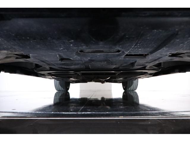 ＧＬＳ ＧＬＳ３５０ｄ　４マチックスポーツ　有償色ダイヤモンドホワイト　社外パナメリカーナグリル（純正グリル有）　ルーフレール／サイドウインドトリム　一　部　マットブラックラッピング　２１インチＡＷ　パノラマルーフ（52枚目）