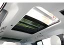 パノラミックルーフは、車内全体に自然光を取り込み、日中は青空や風景をダイレクトに感じられ、夜間には星空を楽しむこともできるなど、“移動を特別な時間に変える”装備として、高い人気を誇ります。