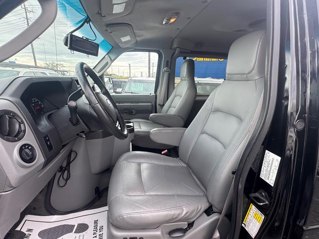 Ｅ－１５０ 　ＸＬＴ　ＰＲＥＭＩＵＭ　レザーシート　デジタルインナーミラー　フルフラットシート　バックカメラ　ＥＴＣ　ウォークスルー　純正１６インチアルミ（8枚目）