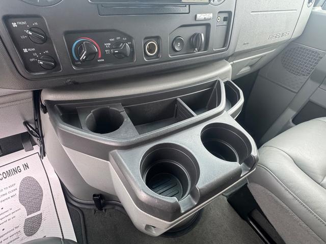 Ｅ－１５０ 　ＸＬＴ　ＰＲＥＭＩＵＭ　レザーシート　デジタルインナーミラー　フルフラットシート　バックカメラ　ＥＴＣ　ウォークスルー　純正１６インチアルミ（14枚目）