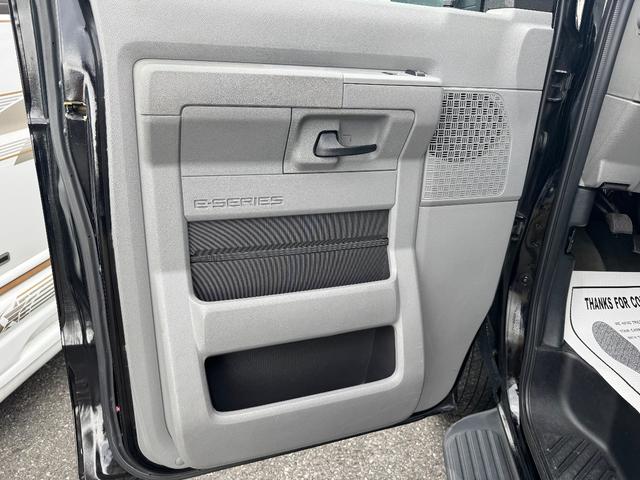 Ｅ－１５０ 　ＸＬＴ　ＰＲＥＭＩＵＭ　レザーシート　デジタルインナーミラー　フルフラットシート　バックカメラ　ＥＴＣ　ウォークスルー　純正１６インチアルミ（15枚目）