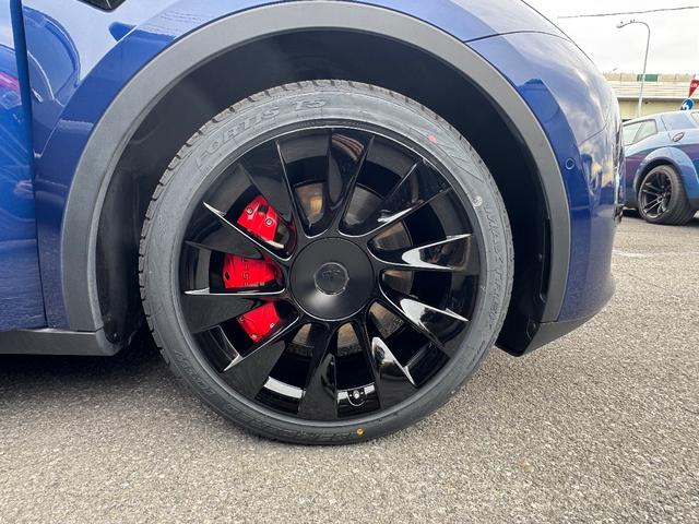 モデルY RWD ガラスルーフ ETC エンハンスオートパイロット バックカメラ 電動リアゲート インダクション20インチアルミ(NEWオアウダー塗装) AMD Ryzen搭載 ヒートポンプ テスラ保証あり(5枚目)