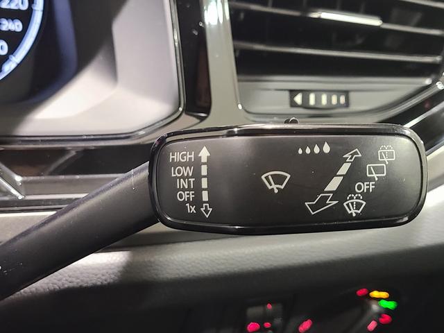 ポロ TSIコンフォートライン 認定中古車 純正ナビゲーション バックカメラ フルセグTV アップコネクト パークアシスト 障害物センサー ブラインドスポットディクション CD/DVDプレイヤー 純正アルミホイール ETC ACC(8枚目)