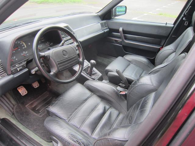 アルファ１６４ Ｓ　１６４Ｓ（１６４ＱＶＵＳ仕様）　新車並行車　左ハンドル　５Ｆマニュアル　レザーシート　純正１５インチＡＷ　集中ロック　リモコンキー　ＡＮＳＡリアサイレンサー（デュアル）　当社販売・整備車両（4枚目）