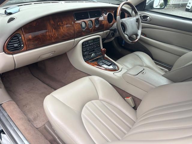 ＸＫ ＸＫＲ　顧客買取車　センター３連メーター化　天井張替済　Ｆアッパーマウントブッシュ　スパークプラグ　前後スタビライザーブッシュ　サーモスタット　バッテリー　ワイパーブレード　ミシュランプライマシー４（33枚目）