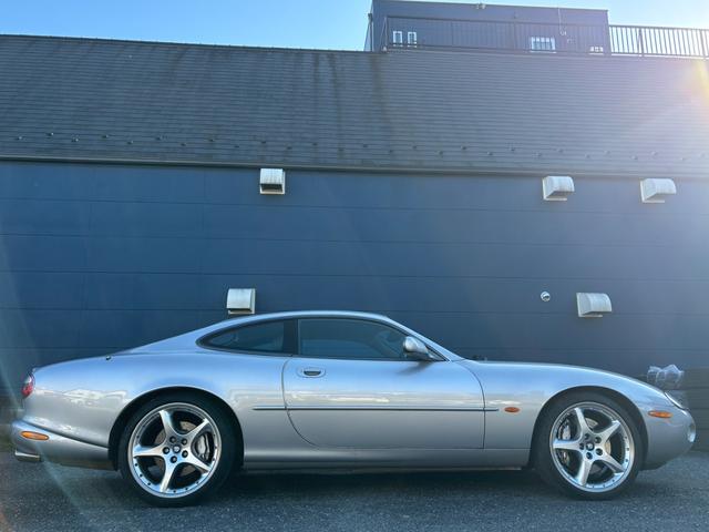 XK XKRシルバーストーン 3連メーター化 限定車 純正BBS20インチ 顧客買取車 バッテリー スタビブッシュ前後 サーモスタット LLC ワイパーブレード スパークプラグ ヘッドカバーパッキン一式 Sキー 取説 コンチタイヤ(4枚目)