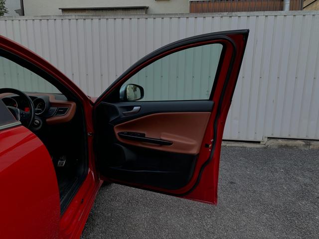 ジュリエッタ スポルティーバ　弊社下取　ワンオーナー　カロッツェリアナビ　テレビ　ＥＴＣ　バックカメラ　ブラウンレザーシート　パワーシート　シートメモリー　シートヒーター　パドルシフト　純正１８インチアルミホイール　オートライト（8枚目）