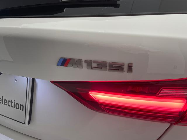 Ｍ１３５ｉ　ｘＤｒｉｖｅ　ストレージパッケージ　アクティブクルーズコントロール　駐車支援システム　バックカメラ　ＬＥＤヘッドライト　ＥＴＣ　純正ナビゲーション　オートライト(13枚目)