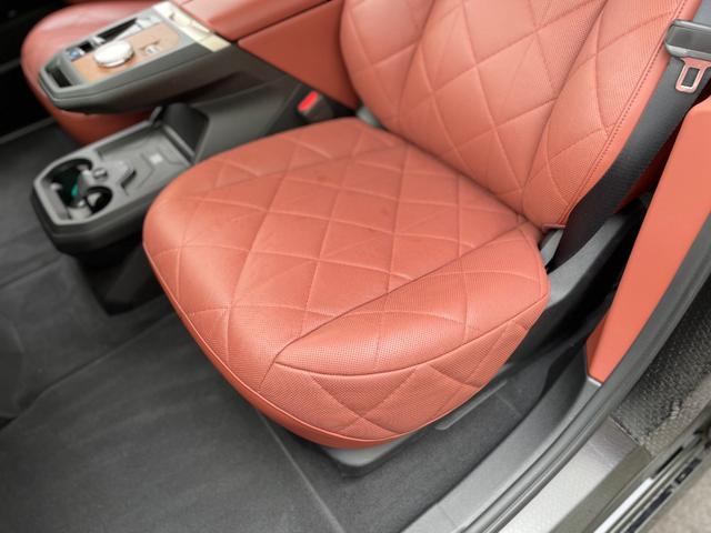 ｉＸ ｘＤｒｉｖｅ　５０　サンルーフ　Ｂｏｗｅｒｓ＆Ｗｉｌｋｉｎｓスピーカー　赤革シート　シートヒーター　シートクーラー　純正ナビゲーション　３６０度カメラ　レンタカーアップ（17枚目）