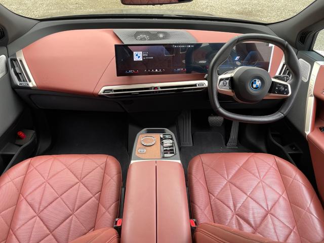 ｉＸ ｘＤｒｉｖｅ　５０　サンルーフ　Ｂｏｗｅｒｓ＆Ｗｉｌｋｉｎｓスピーカー　赤革シート　シートヒーター　シートクーラー　純正ナビゲーション　３６０度カメラ　レンタカーアップ（18枚目）