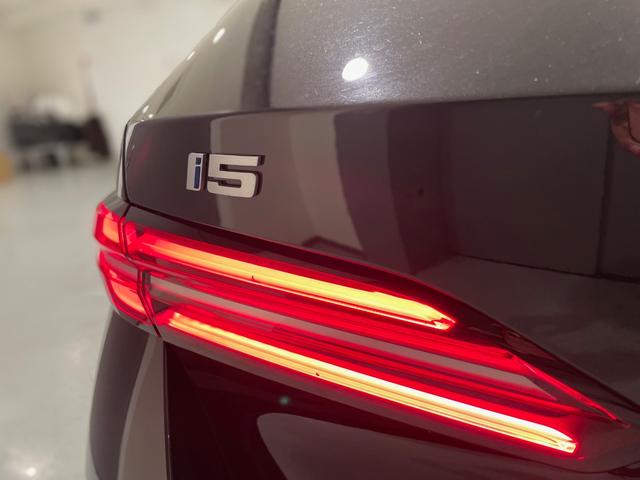 ｉ５ ｅＤｒｉｖｅ　４０ツーリング　Ｍスポーツ　セレクトパッケージ　Ｂ＆Ｗスピーカー　Ｂｌｕｅｔｏｏｔｈ　駐車支援システム　純正ナビゲーション　レンタカーアップ（48枚目）