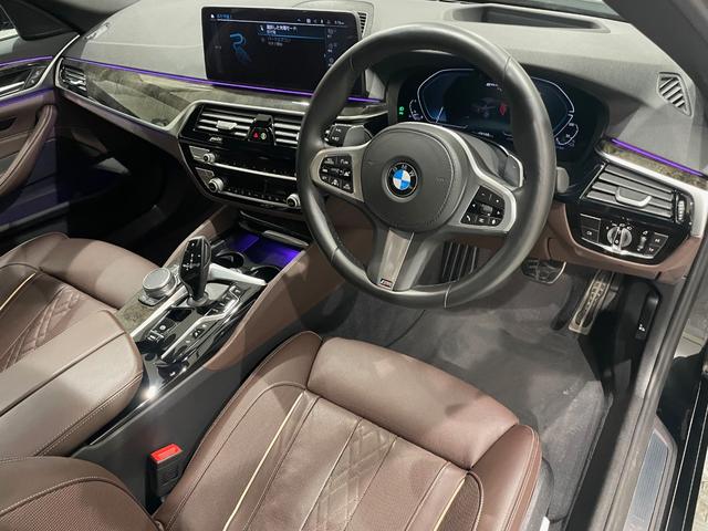 ５シリーズ ５３０ｅ　Ｍスポーツ　エディションジョイ＋　ブラウンレザーシート　３６０度カメラ　純正ナビゲーションシステム　バックカメラ　アクティブクルーズコントロール　ＬＥＤヘッドライト（4枚目）