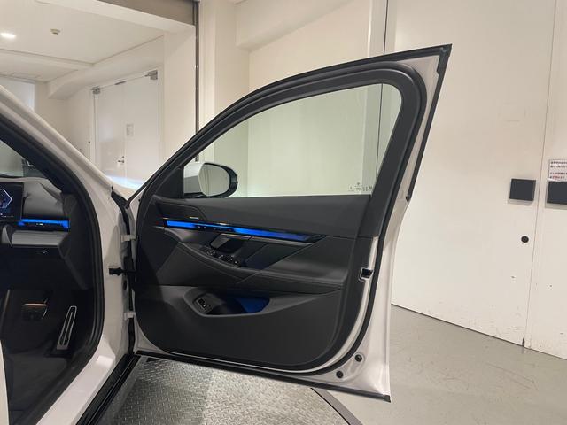 ５シリーズ ５２３ｄ　ｘＤｒｉｖｅ　Ｍスポーツ　セレクトパッケージ　ハーマンカードンスピーカー　サンルーフ　衝突被害軽減ブレーキ　アクティブクルーズコントロール　３６０度カメラ（5枚目）