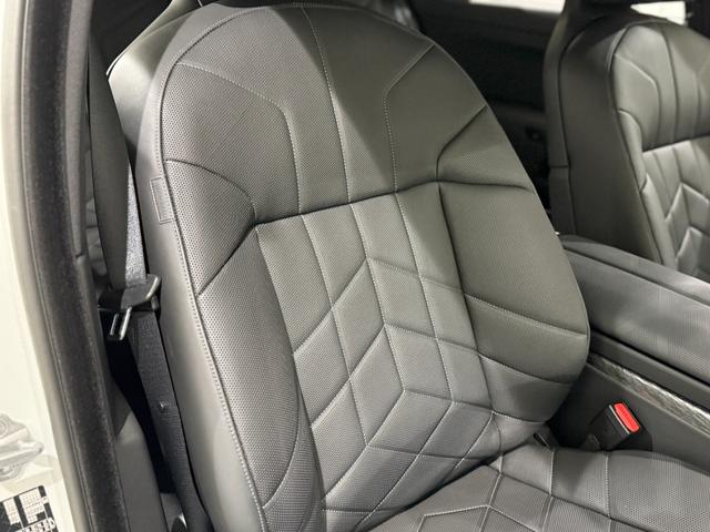 ７シリーズ ７４０ｉ　エクセレンス　アクティブクルーズコントロール　駐車支援システム　ブラックレザーシート　サンルーフ　純正ナビゲーション（3枚目）