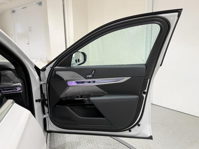 ７シリーズ ７４０ｉ　エクセレンス　アクティブクルーズコントロール　駐車支援システム　ブラックレザーシート　サンルーフ　純正ナビゲーション（5枚目）