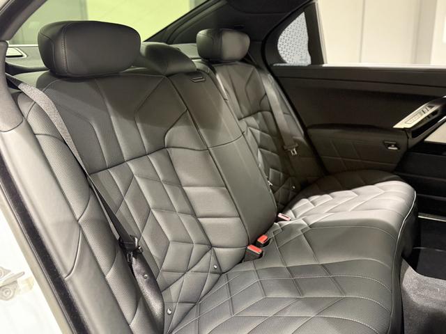 ７シリーズ ７４０ｉ　エクセレンス　アクティブクルーズコントロール　駐車支援システム　ブラックレザーシート　サンルーフ　純正ナビゲーション（8枚目）
