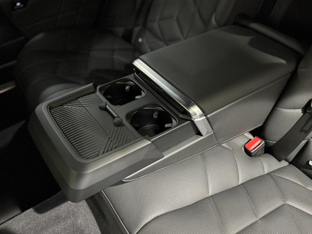 ７シリーズ ７４０ｉ　エクセレンス　アクティブクルーズコントロール　駐車支援システム　ブラックレザーシート　サンルーフ　純正ナビゲーション（13枚目）