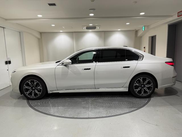 ７シリーズ ７４０ｉ　エクセレンス　アクティブクルーズコントロール　駐車支援システム　ブラックレザーシート　サンルーフ　純正ナビゲーション（42枚目）