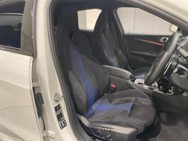１シリーズ Ｍ１３５ｉ　ｘＤｒｉｖｅ　アルカンタラシート　ヘッドアップディスプレイ　純正ナビゲーション　駐車支援システム　シートヒーター（2枚目）