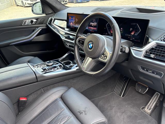 Ｘ７ ｘＤｒｉｖｅ　４０ｄ　Ｍスポーツ　元レンタカー　ブラックレザーシート　ｈａｒｍａｎ／ｋａｒｄｏｎスピーカー　サンルーフ　３６０度カメラ　純正ナビゲーション　駐車支援システム　Ｂｌｕｅｔｏｏｔｈ（2枚目）